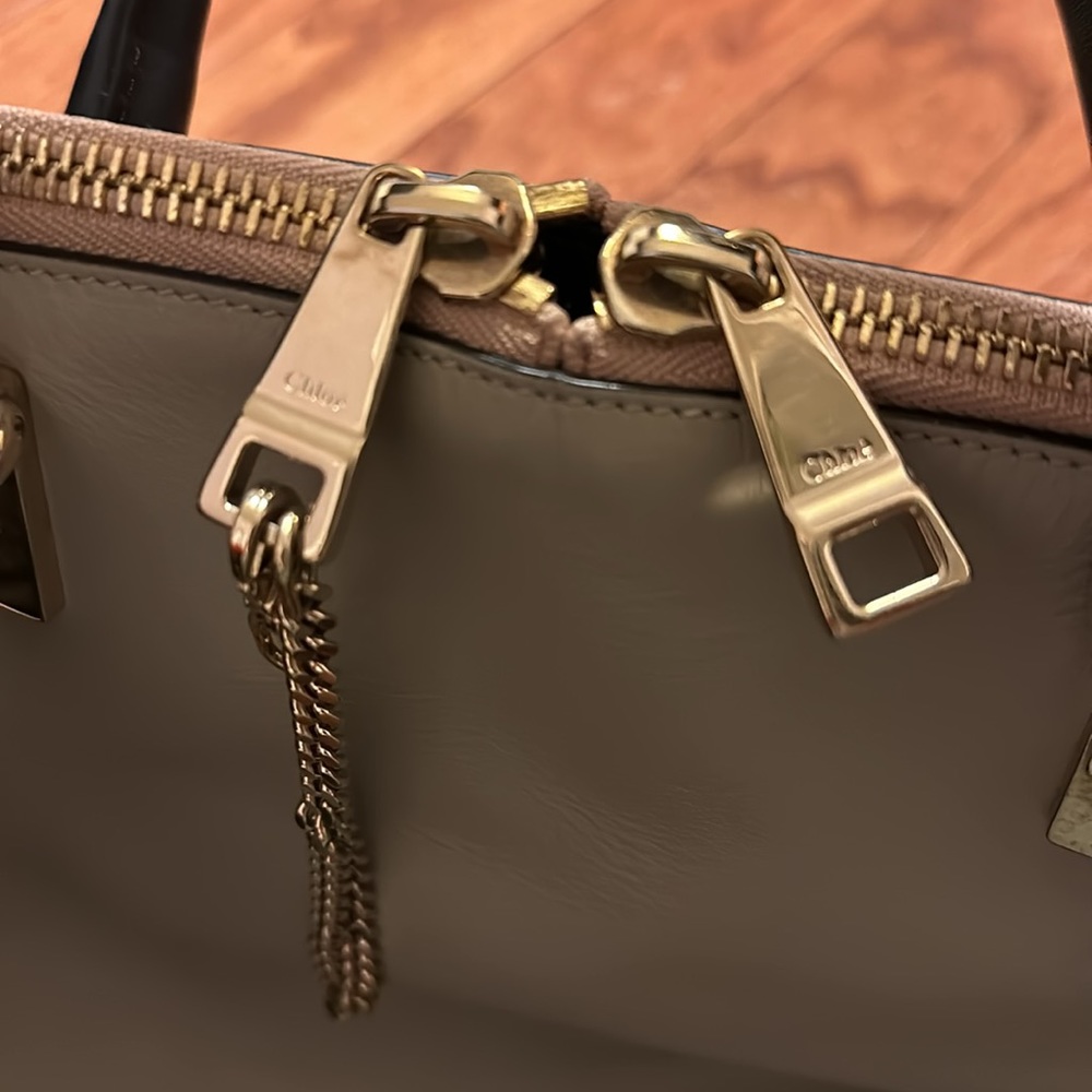 Chloé Cream Leather Shoulder Bag with Black Strap and Gold Hardware - Picture 5 of 12